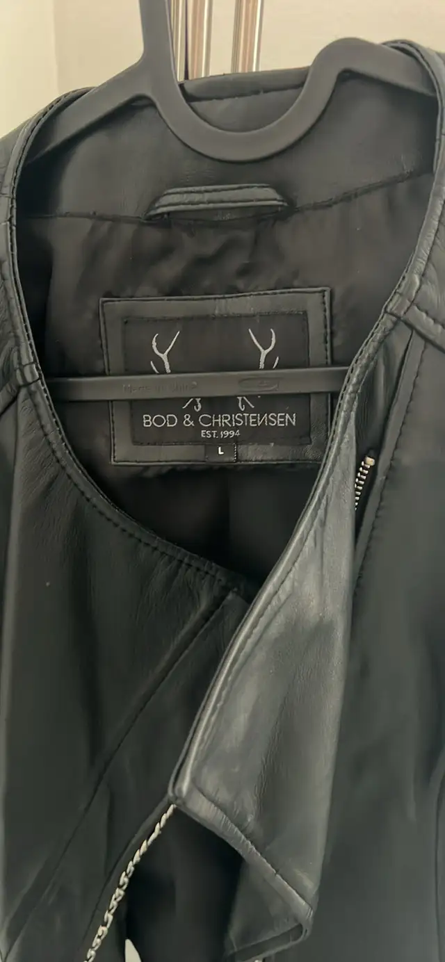 veste cuir / leather  veritable  in Women's - Tops & Outerwear in City of Montréal - Image 8