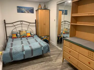 Studio à louer! 5 km de la 50. 1er mai pour une année. Tout inclus. Accès par l'espace commun de la...
