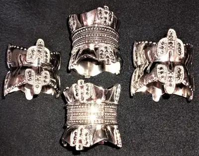 Serve up the utmost in elegant dining... For sale is a divine, unused boxed set of four, quality-cra...