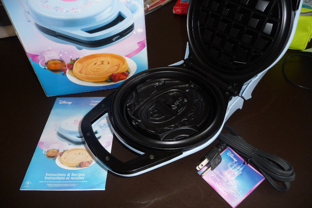 Cinderella Waffle Maker (Disney) dans Vaisselle et articles de cuisine  à Ville de Montréal - Image 2