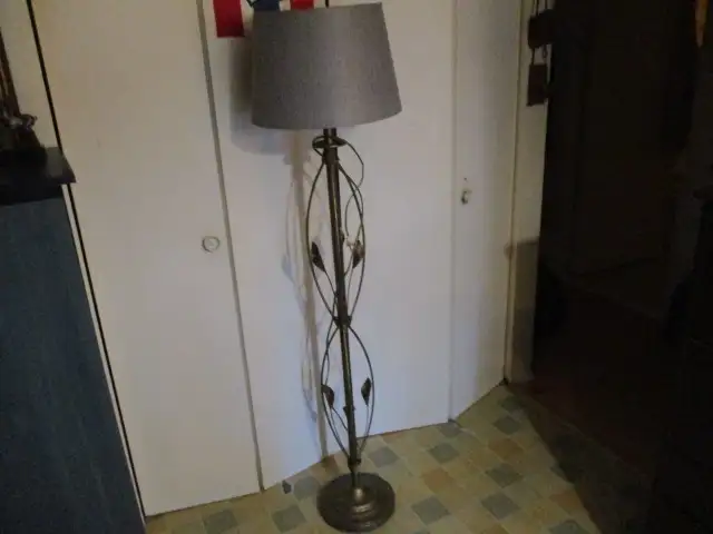 VINTAGE ART DECO STYLE FLOOR LAMP WITH SHADE-BUDDING FLOWERS! in Arts & Collectibles in Laval / North Shore - Image 2