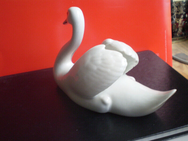 Royal Copenhagen Figurine - " Swan " - #755 - in Arts & Collectibles in Kitchener / Waterloo - Image 4