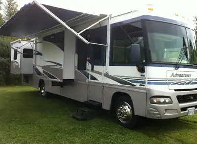 2005 Winnebago Adventurer. Beautiful 35 foot motorhome with 3 slides. No special license required. G...