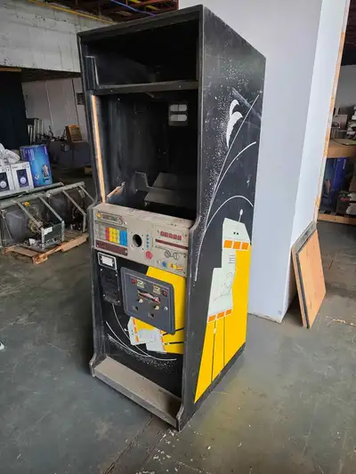 Le cabinet est vide...Pour projet restauration ou multi-jeux...$100. Aussi à vendre banquette rétro...