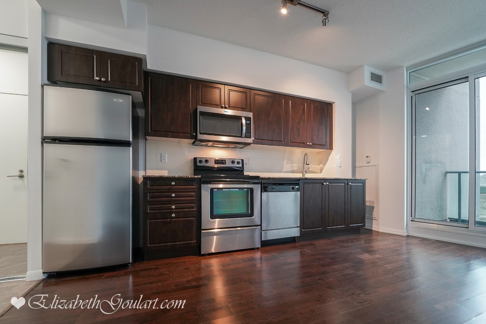209 FORT YORK BLVD - NEPTUNE CONDOS - BACHELOR W/LOCKER (VIDEO) 2