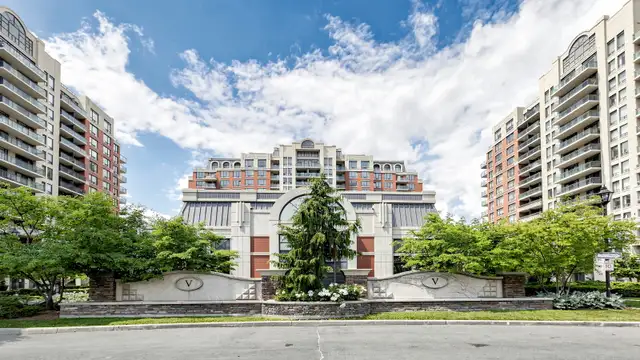 Upgraded 2+1 Condo Richmond Hill – $479,900