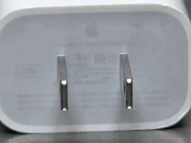 Genuine Apple Iphone Block & Cord in Cell Phone Accessories in St. Catharines - Image 3