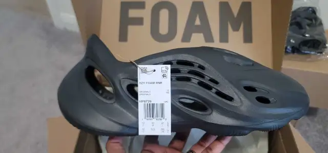 Yeezy Foam Runner Onyx size 12 NEW in Men's Shoes in Markham / York Region - Image 3