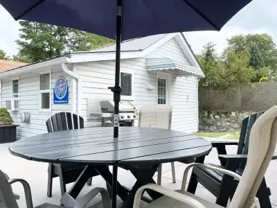 Grand Bend Cottage - Perfect Location - Discounted Aug 15 to 29
