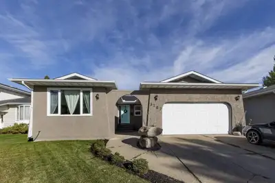 3 bedroom, 2 bath bungalow main floor rental. Please note house is not furnished. Basement is not in...