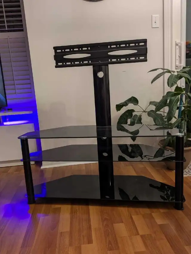 Corner TV Stand in TV Tables & Entertainment Units in Markham / York Region - Image 2