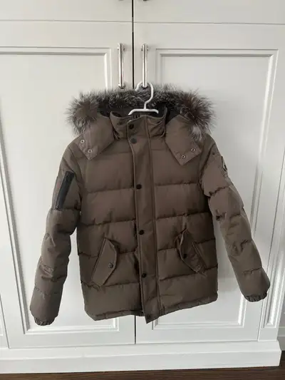 Barely used..excellent condition Smoke free/pet free Kids large - fits 10-12 years Unisex Fox fur ho...