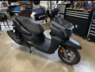 PERMIS DE MOTO REQUIS Superbe scooter 125cc Yamaha BW’s 125 2022 Noir mât Seulement 4859 km Automati...