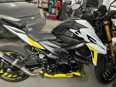 Gsx-s 750 année 2021 pneu arrière neuf environ 8600 km comme neuve