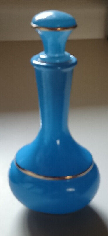 Vintage Blue Avon Royal Vase Cologne Decanter with Stopper in Arts & Collectibles in Oshawa / Durham Region - Image 4