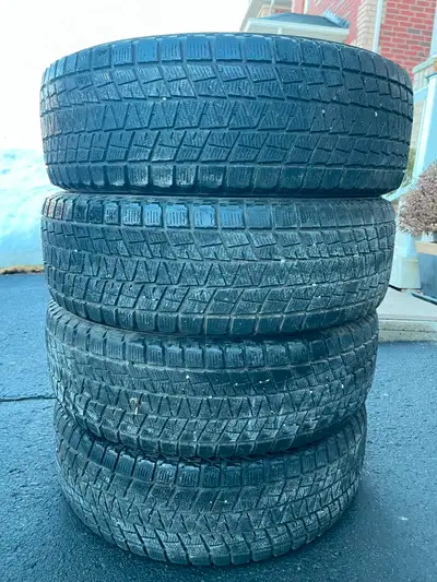Set of 4 winter tires, BRIGESTONE BLIZZAK 225/70/16,good tread and good condition