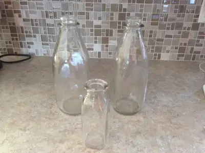 2 pintes de lait vintages, View more