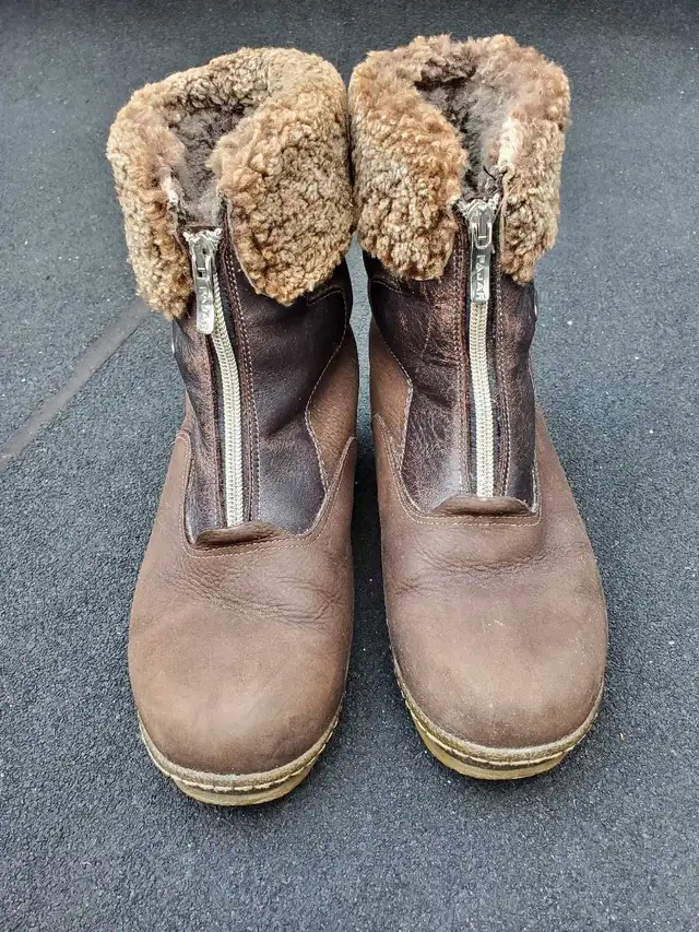 Pajar brown/tan leather sherpa lined ankle boots - size 8 in Women's - Shoes in City of Toronto - Image 3