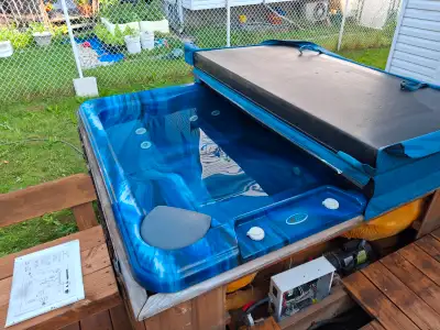 Reçu en août 2022. Très bonne condition. Modèle Bora de Custom Spa Cover. 81po× 77po. Coins arrondis...