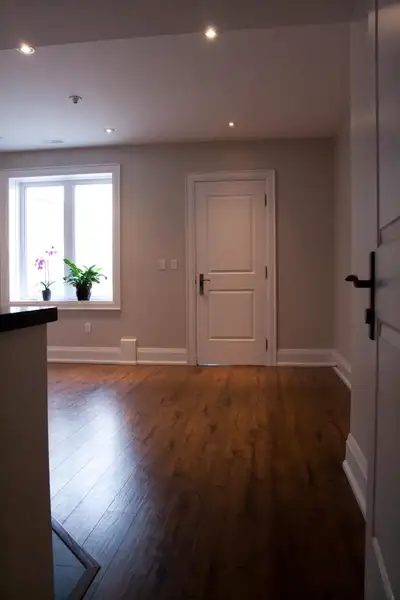 All-inclusive, luxurious bachelor/studio close to subway
