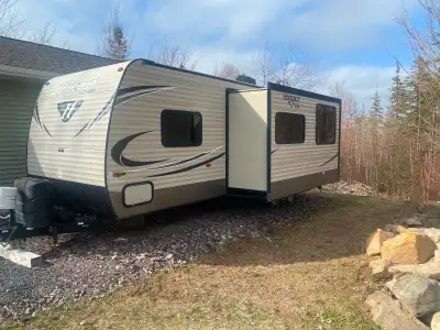 Hideout LHS 27’ camper Come with Centerlune weight distribution / anti sway hitch. Large slide out....
