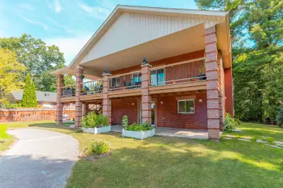 1st floor cottage for rent. 10min drive to Midland. All stores and restaurants. 3 min walk to Balm B...
