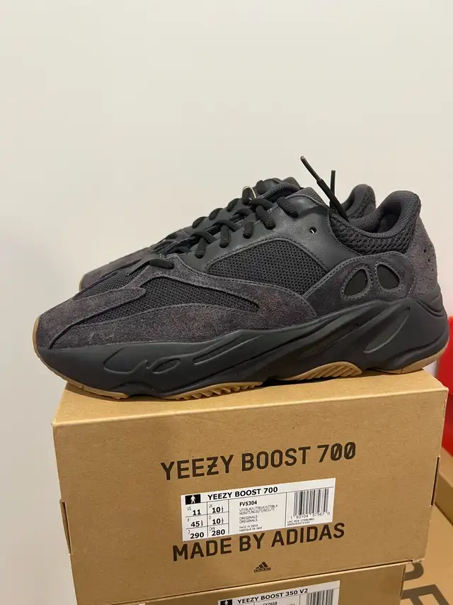 Adidas Yeezy 700 Utility Black Size 11 US in Men's Shoes in City of Toronto - Image 2