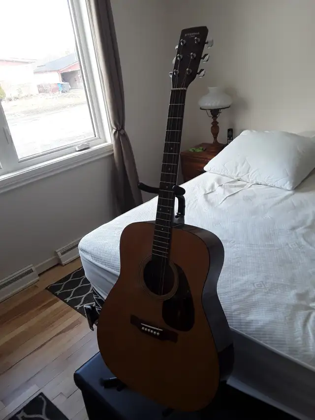 Acoustic guitar in Guitars in City of Montréal - Image 6