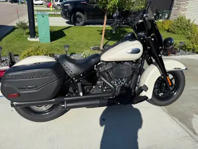 Selling my 2022 Heritage Classic Softail in beautiful pearl white. The bike is in immaculate conditi...