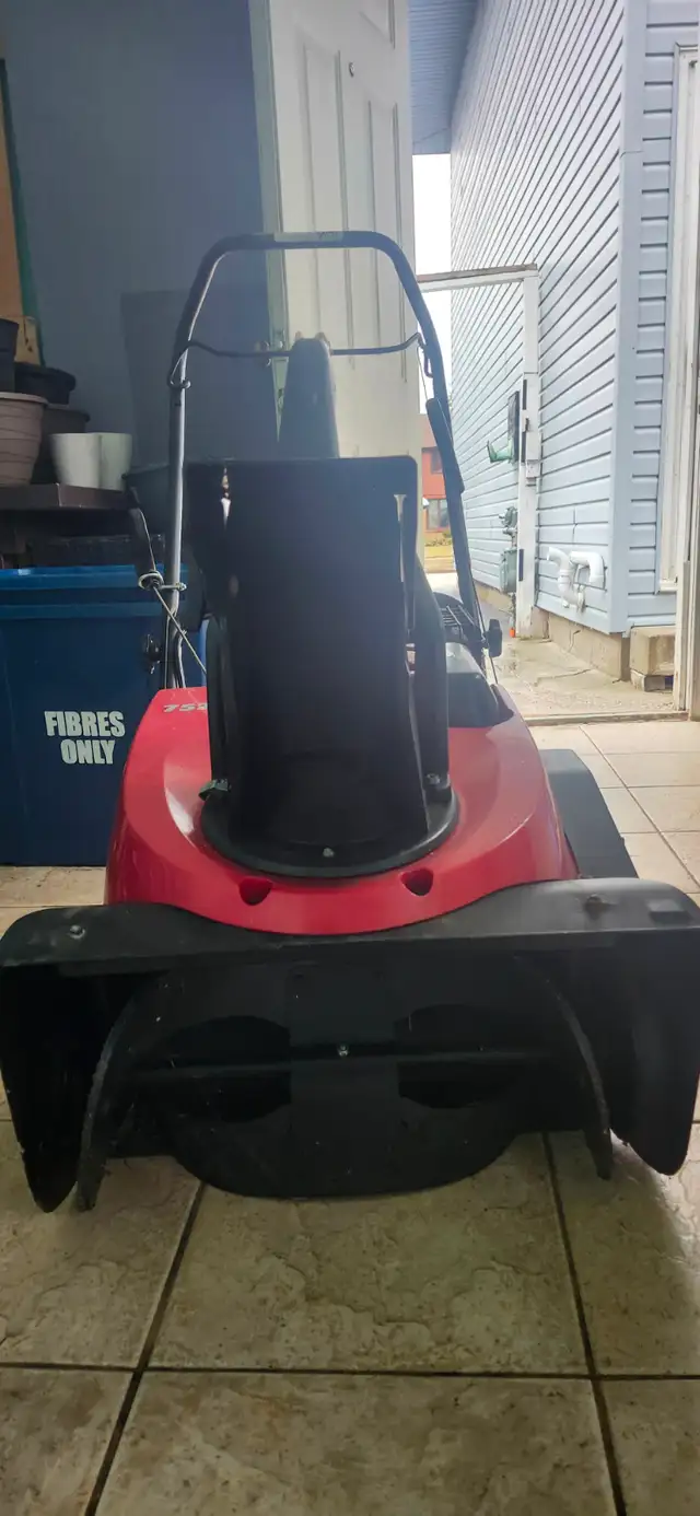 Snow blower for sale in Snowblowers in Kitchener / Waterloo - Image 4
