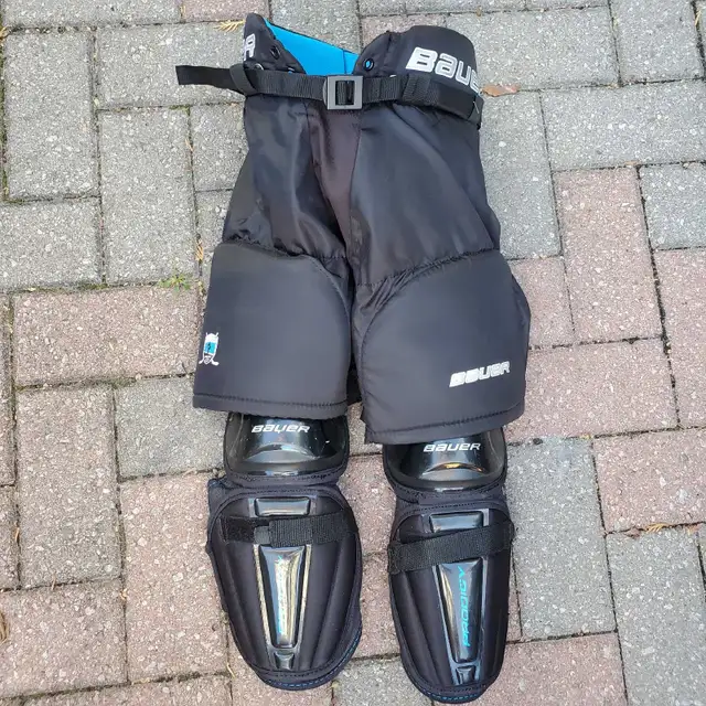 Kids BAUER  Hockey Pants with Knee Pads and Shin Pads in Hockey in Barrie - Image 3