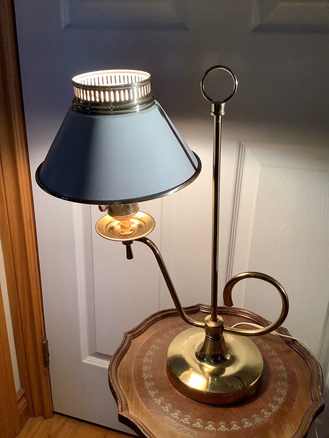 Vtg Brass Tri-Light Table Lamp with a Beige Tole Shade  in Indoor Lighting & Fans in Belleville - Image 4