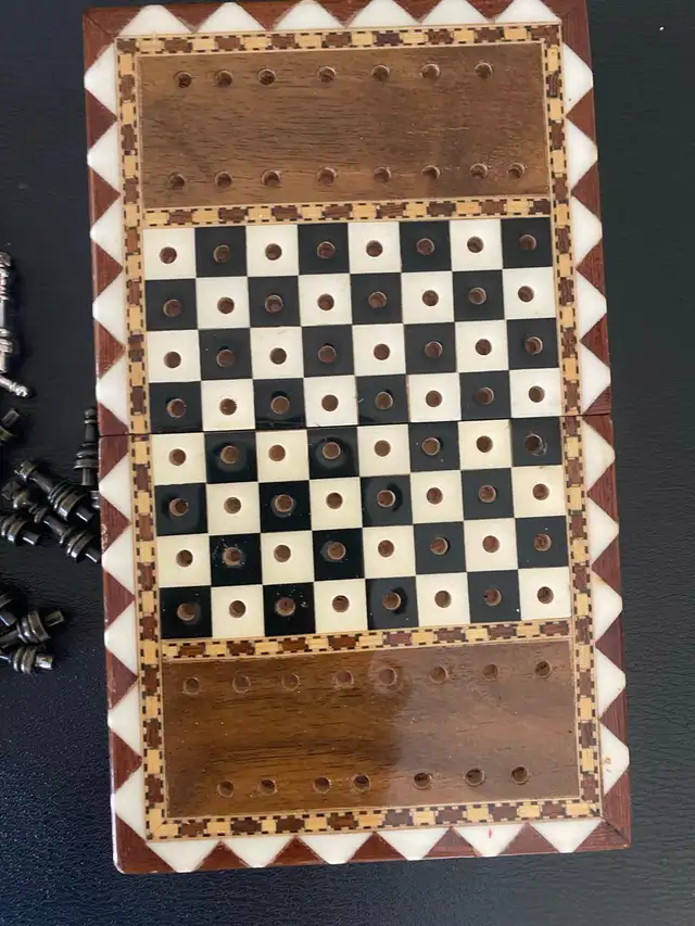 vintage inlaid travel wood folding chess with metal pieces. in Toys & Games in Markham / York Region - Image 8