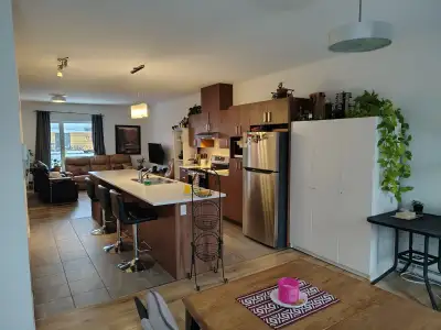 Très grand 5 1/2 à louer avec balcon. Cession de bail commençant le 1er février 2026. Place de stati...