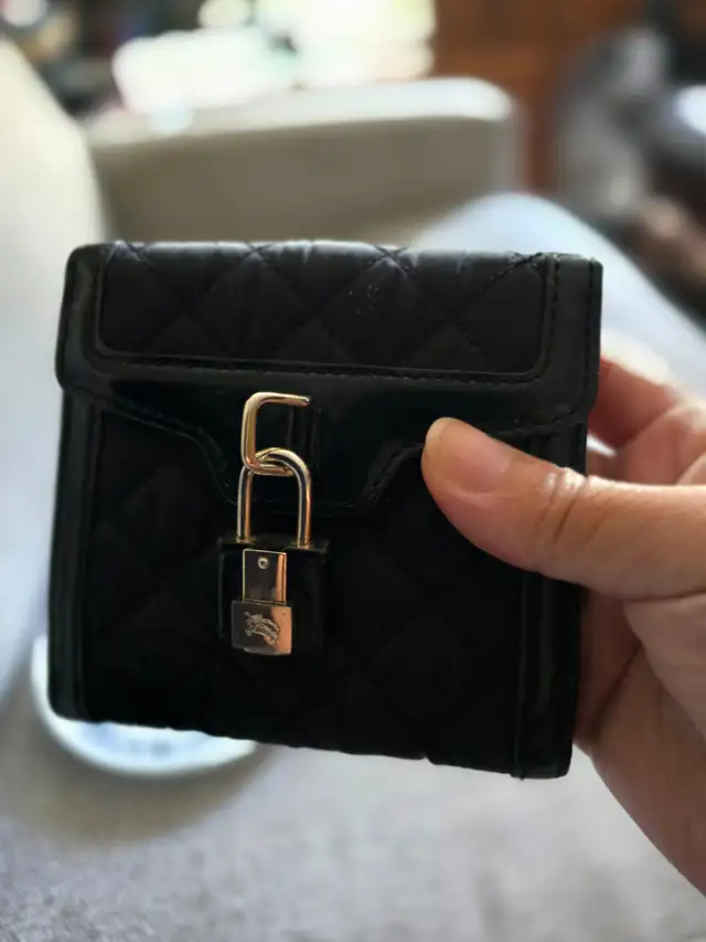 Burberry quilted wallet in Women's - Bags & Wallets in City of Toronto - Image 6