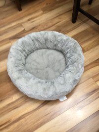 ALMOST NEW DOG BED