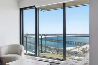 Situé au 26e étage sur la prestigieuse rue de la Rotonde, ce superbe condo de deux chambres, avec cu...
