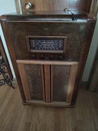 1940 Floor Radio & Record Player