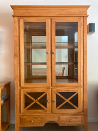 Solid wood hutch display cabinet in excellent condition