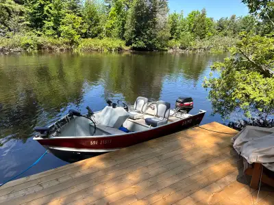 This reliable Lund aluminum fishing boat is in good pre-owned condition, featuring a durable hull an...