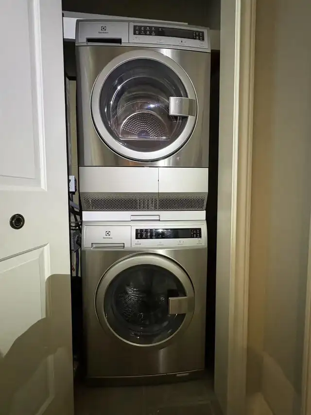 Washer and dryer  in Washers & Dryers in Hamilton - Image 4