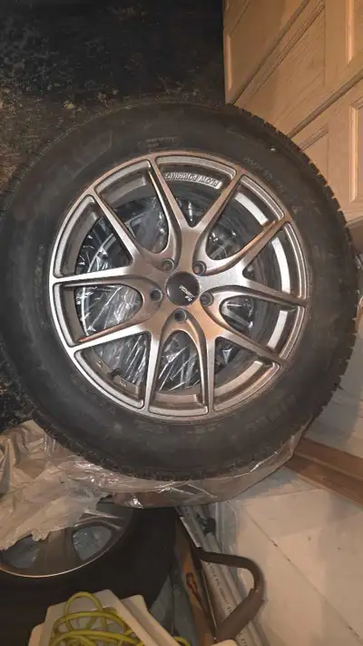 Set of 4 2020 Range Rover Pirelli winter tires & rims. 235/60 R18. Still in good condition, looking...