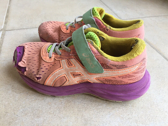 Asics Pre Excite Kids Size 1 Running Shoes Pink / Purple in Kids & Youth in City of Toronto - Image 2