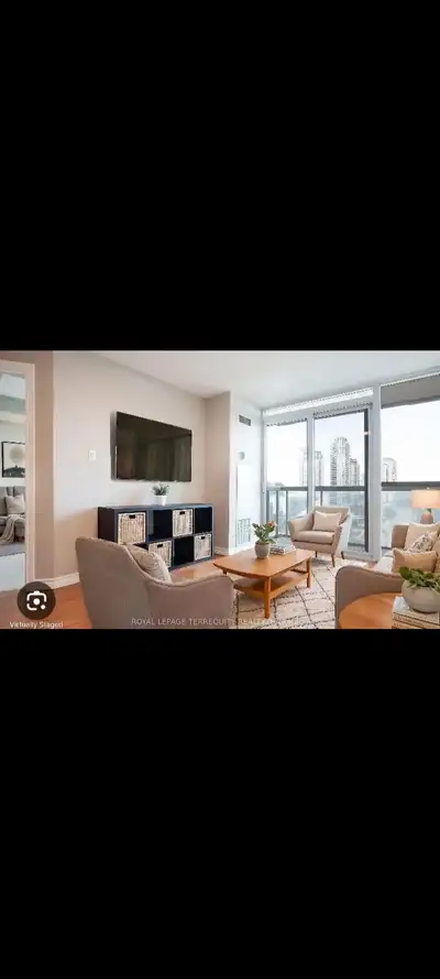 Very nice room with central air conditioning. Laundry in unit with new appliances located right by S...