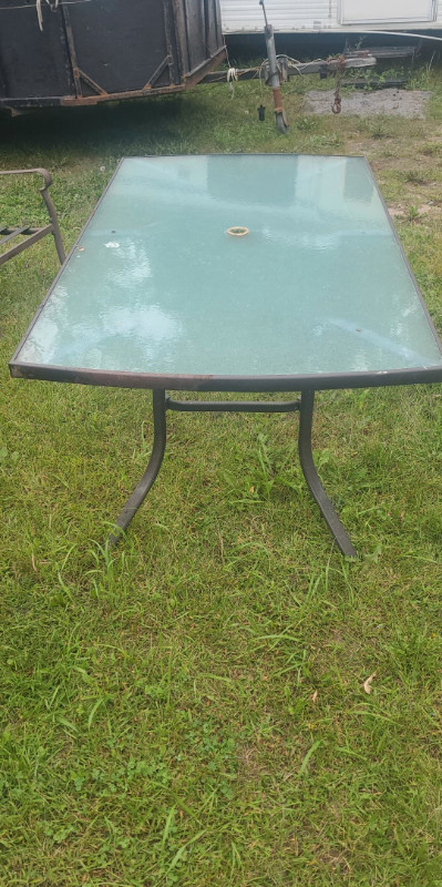 Patio Table and  Chairs in Patio & Garden Furniture in Belleville - Image 2