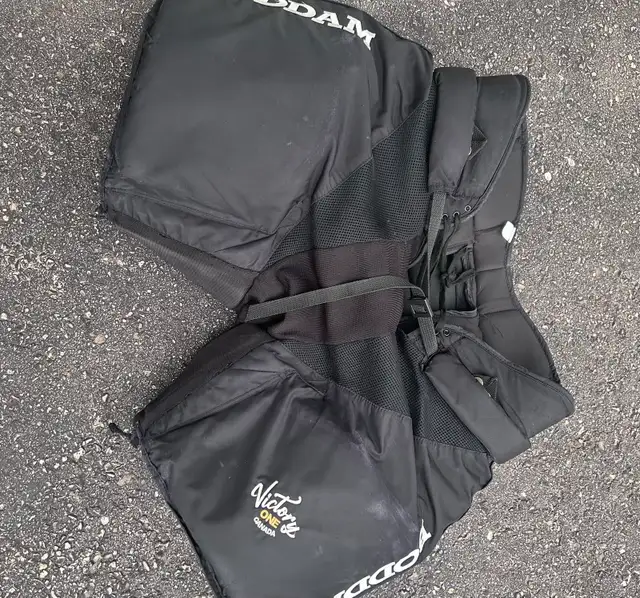 cat 3 XL Boddam lacrosse goalie pants in Lacrosse in Oakville / Halton Region - Image 2