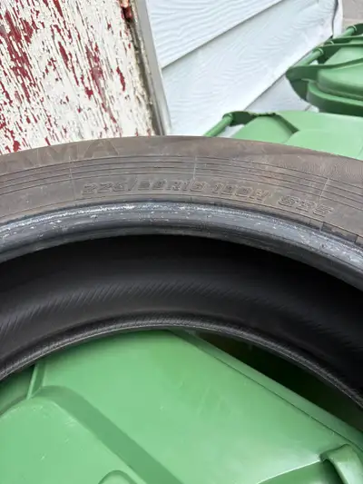 4 Pneus d'été a vendre Yokohama AVID GT 225/60R18 100 H S35 reste 1/3 usure