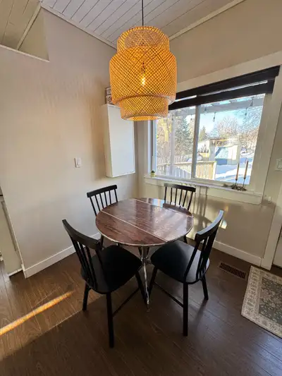 MCM wood and metal round dining table. Perfect for small spaces. Sits 2-4 people. Measures: 92 cm wi...