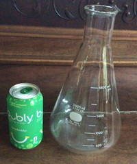 Glass Pyrex. 2L Conical Flask or Erlenmeyer Halloween prop