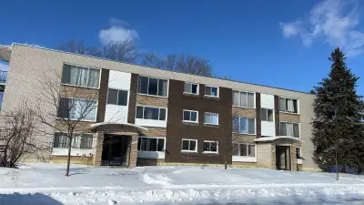 Appartement 4 ½ rénové – Lumineux – Secteur paisible Grand appartement 4 ½ entièrement rénové, aire...